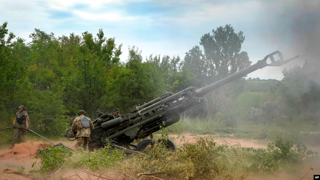 资料照片：2022年6月18日，乌克兰士兵在乌克兰东部顿涅茨克地区用美国提供的M777榴弹炮向俄罗斯阵地开火。（美联社照片）(photo:VOA)