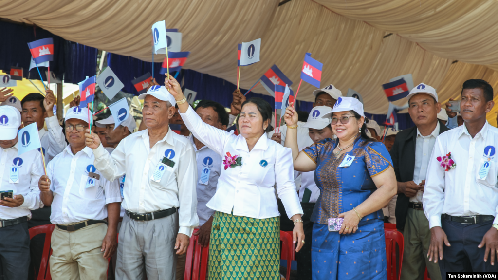 សកម្មជននិងអ្នកគាំទ្រគណបក្សភ្លើងទៀនគ្រវីទង់ជាតិនិងទង់គណបក្ស នៅក្នុងអំឡុងសមាជវិសាមញ្ញរបស់បក្ស នៅខេត្តសៀមរាប កាលពីថ្ងៃទី ១១ ខែកុម្ភៈ ឆ្នាំ ២០២៣។ (ទែន សុខស្រីនិត/វីអូអេ)