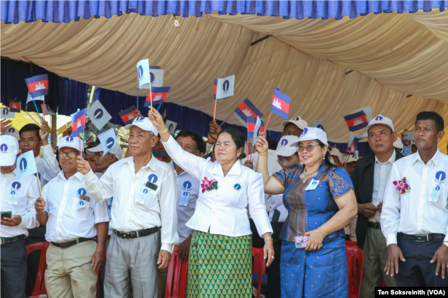សកម្មជននិងអ្នកគាំទ្រគណបក្សភ្លើងទៀនគ្រវីទង់ជាតិនិងទង់គណបក្ស នៅក្នុងអំឡុងសមាជវិសាមញ្ញរបស់បក្ស នៅខេត្តសៀមរាប កាលពីថ្ងៃទី ១១ ខែកុម្ភៈ ឆ្នាំ ២០២៣។ (ទែន សុខស្រីនិត/វីអូអេ)