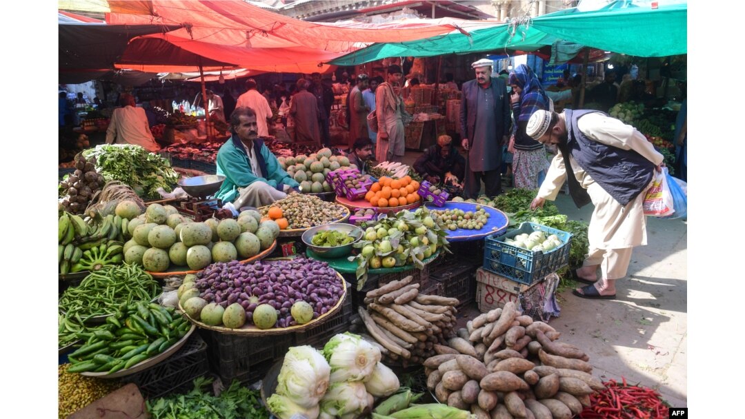 Sebuah pasar di kota pelabuhan Karachi, Pakistan. (Foto: AFP)