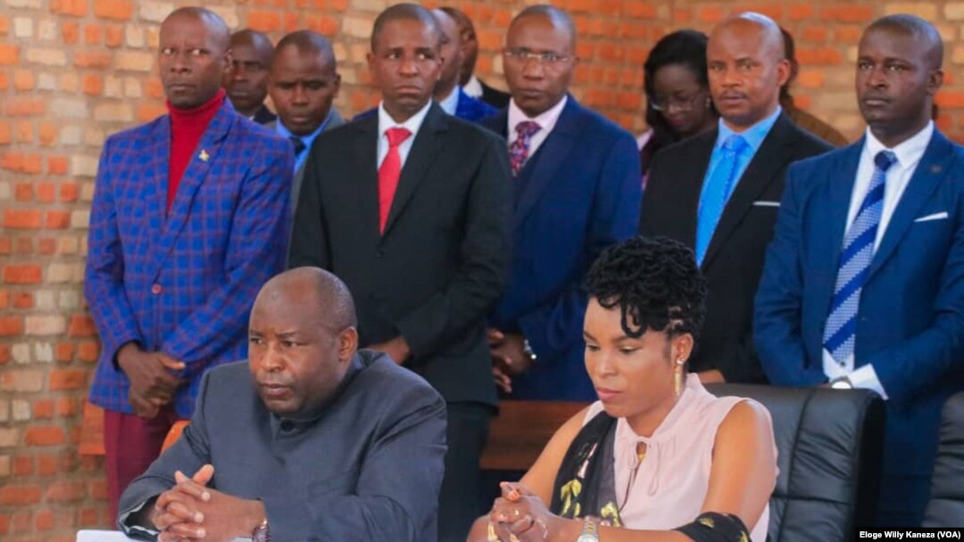Prezida Neva n'umutambukanyi wiwe mu masengesho ya CNDD-FDD i Gitega
