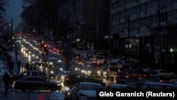 2022年12月16日俄罗斯导弹袭击造成停电后乌克兰基辅街道上出现的汽车