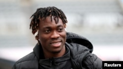 FILE - Christian Atsu, yang saat itu bermain untuk Newcastle United, tiba sebelum pertandingan di St. James' Park, Newcastle, Inggris, 25 Januari 2020.