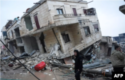 شام کے قصبے جندیارس میں زلزلے سے تباہ ہونے والی ایک عمارت۔
