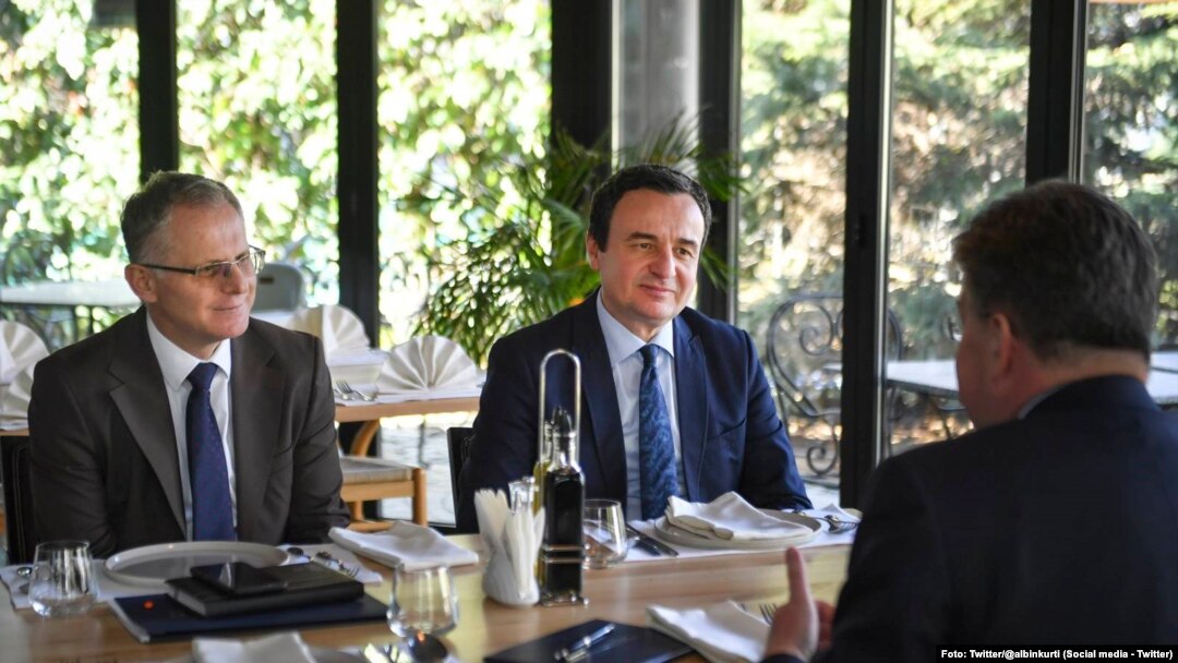Kosovski premijer Aljbin Kurti, zamenik premijera Bekim Bisljimi i izaslanik EU za dijalog Srbije i Kosova u Prištini (Foto: Twitter/@albinkurti)
