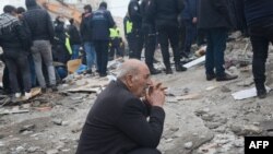 ترکیہ اور شام میں پیر کو آنے والے زلزلے سے ایک ہزار سے زائد افراد ہلاک ہو چکے ہیں۔ 