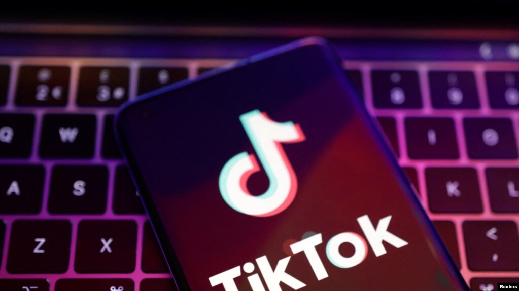 资料照片：一部手机上显示的TikTok标识。（路透社）(photo:VOA)