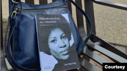 Buku "Perempuan, Ras dan Ingatan" yang diterjemahkan Endah Raharjo dari buku karya Toni Morrison, sastrawan AS. (Courtesy: Endah Raharjo)