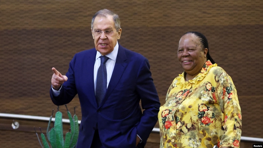 Umushikiranganji wa Afrika y'Epfo w'imigenderanire Naledi Pandor na mugenzi we w'Uburusiya Sergei Lavrov i Pretoria, muri Afrika y'epfo, kw'itariki ya 23/01/2023