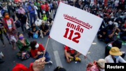 FILE: Seseorang peserta aksi demo memegang bendera saat berlangsungnya protes terhadap hukum lese majeste Thailand, di Bangkok, Thailand 12 Desember 2021. (REUTERS/Soe Zeya Tun)