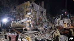 2일 우크라이나 동부 크라마토르스크에서 러시아의 미사일 공격으로 아파트 건물이 파괴됐다.