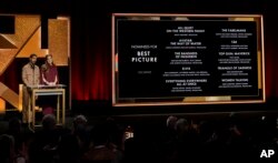 Riz Ahmed (kiri) dan Allison Williams mengumumkan nominasi Academy Awards untuk film terbaik pada upacara nominasi Academy Awards ke-95 di Academy Museum di Los Angeles, Selasa, 24 Januari 2023. (AP/Jae C. Hong)