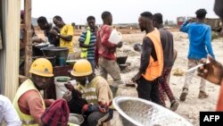 Des travailleurs venus du Sierra Leone, de Guinée et même du Nigeria ont été attirés par les perspectives offertes à Diamniadio.