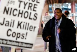 Warga AS melakukan demonstrasi atas kematian Tire Nichols, Jumat, 27 Januari 2023, di Atlanta. (Foto: AP/Alex Slitz)