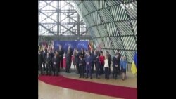 泽连斯基在欧盟峰会与欧盟领导人合影 