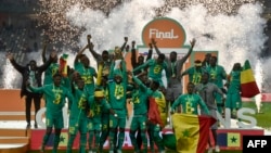 Les joueurs du Sénégal célèbrent sur le podium après avoir remporté la finale du Championnat d'Afrique des Nations 2022 contre l'Algérie au stade Nelson Mandela à Alger, le 4 février 2023.