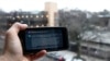 2023年1月5日，一名用户在纽约布鲁克林的一所公立学校附近用手机使用ChatGPT的问答功能。