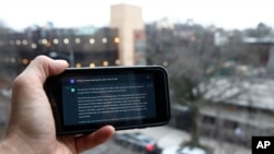 ChatGPT prompt je prikazan na uređaju u blizini javne škole u Bruklinu, Njujork, četvrtak, 5. januara 2023. (AP Photo/Peter Morgan)