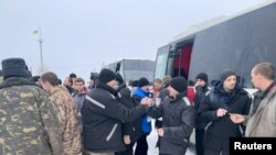 러시아군에 붙잡혔다 4일 포로 교환으로 풀려난 우크라이나 병사들이 서로 인사를 나누고 있다.