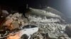Suriye'nin kuzeyindeki İdlib'de bulunan Azmarin kasabasında enkaz altında kalan bir otomobil