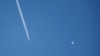 Un avión vuela junto a un presunto globo espía chino mientras flota frente a la costa en Surfside Beach, Carolina del Sur, EEUU, el 4 de febrero de 2023.