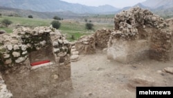 آثار یک بنای تاریخی «ناشناخته» که باستان‌شناسان آن را بنایی مهم می‌دانند، با آبگیری سد چمشیر دفن می‌شود.