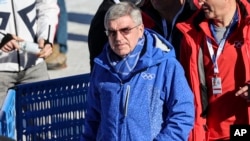 Presiden Komite Olimpiade Internasional Thomas Bach berjalan di area finis Kejuaraan Dunia pria ski alpine di Courchevel, Prancis, 12 Februari 2023. (Foto: AP)