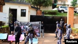 Poolisiin jeequmsa bittinsu ka Ugaandaa yeroo namoonni dararaan irra gahe barreeffamaa fi suuraa qabatanii jiran, Waajjira Muummee Mirga Namoomaa Dhaabbata Mootummoota Gamtoomanii, Kampala, Ugaandaa Guraandhala 14, 2022. 