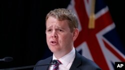 Chris Hipkins berbicara kepada awak media dalam konferensi pers di Wellington, Selandia Baru, pada 28 Oktober 2021. (Foto: Robert Kitchin/Pool Photo via AP, File)