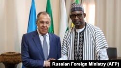 Menteri Luar Negeri Rusia Sergey Lavrov (kiri) bersama Menlu Mali Abdoulaye Diop di Bamako, hari Selasa (7/2) . 