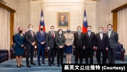 台灣總統蔡英文在台北會晤率團訪問台灣的美國共和黨籍聯邦參議員陶德·楊（Todd Young）。（2023年1月17日）