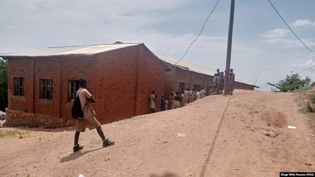 Rimwe mu mashure abanyeshure benshi baho bahevye ishure i Bubanza