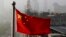 Bendera nasional China berkibar di gedung perkantoran di Shanghai, China. (Foto: AP)