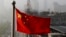 Bendera nasional China berkibar di gedung perkantoran di Shanghai, China, sebagai ilustrasi. Seorang utusan terkemuka China akan memulai lawatan ke Ukraina, Rusia dan negara-negara Eropa lainnya pada Senin (15/5). (Foto: AP)