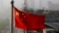 Bendera nasional China berkibar di gedung perkantoran di Shanghai, China. (Foto: AP)