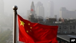 资料照：一面中国国旗在上海上空飘扬。（2021年1月7日）