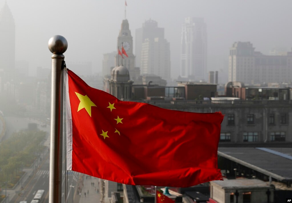 一面中国国旗在上海上空飘扬。（2021年1月7日）(photo:VOA)
