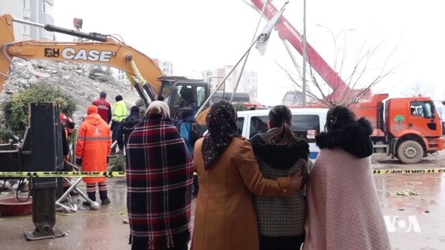 خەڵکی غازی عەنتابی تورکیا بە پەرۆشەوە چاوەڕێی ڕزگارکردنی خۆشەویستانیانن 