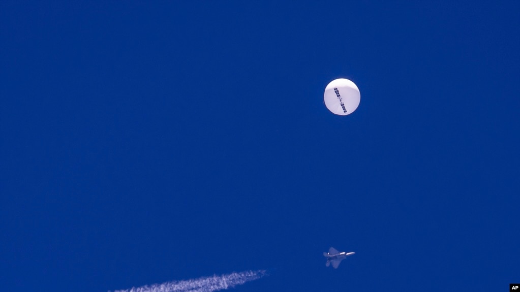 资料照片：美军战斗机在美国领空将一个中国间谍气球击落。(2023年2月4日)(photo:VOA)