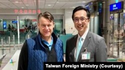 美国共和党籍联邦参议员陶德·杨（Todd Young）1月16日率团抵达台北受到台湾外交部北美司司长徐佑典的迎接。