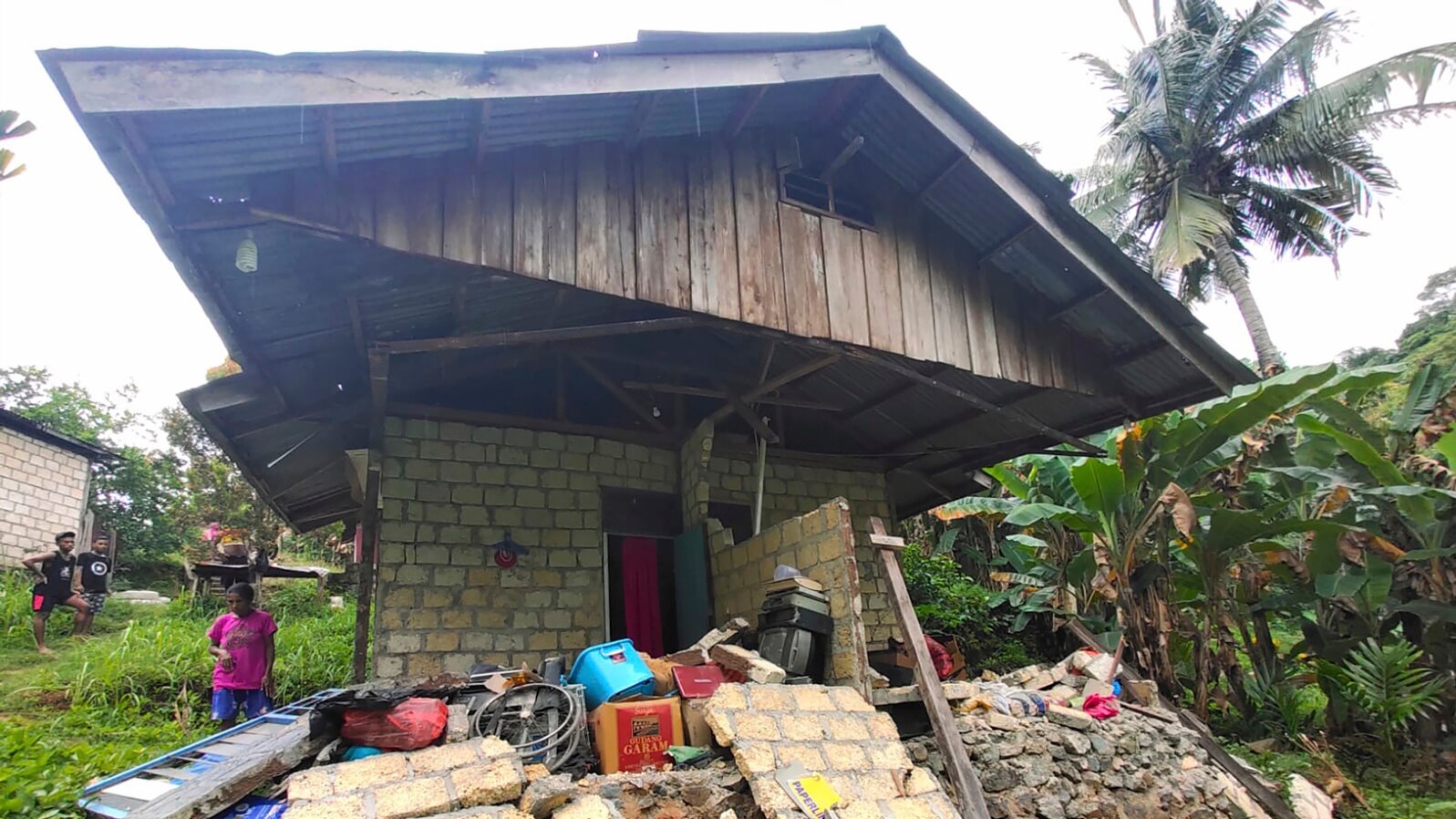 Rumah yang hancur akibat gempa di Jayapura, Provinsi Papua, Kamis, 9 Februari 2023. (BNPB melalui AP)