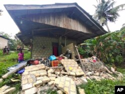 Rumah yang rusak akibat gempa di Jayapura, Papua, Kamis, 9 Februari 2023. (BNPB via AP)