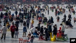 2023年1月30日，游客们在北京冰冻的后海湖上滑冰。（美联社）