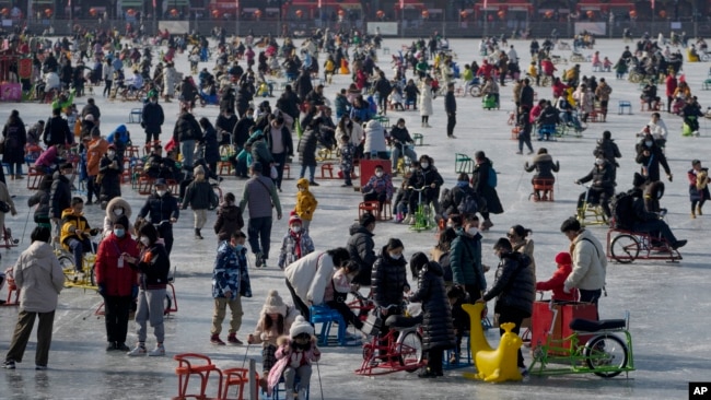 2023年1月30日，遊客們在北京冰凍的后海湖上滑冰。 （美聯社）