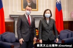 台湾总统蔡英文在台北会晤率团访问台湾的美国共和党籍联邦参议员陶德·杨（Todd Young）。（2023年1月17日）