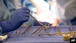 ARCHIVO - Instrumentos quirúrgicos durante una cirugía de trasplante de órganos en un hospital de Washington, en junio de 2016.