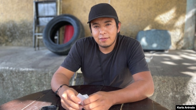 Joel Peña, habitante de Nuevo Cuscatlán, habla con la Voz de América sobre la gestión del mandatario en la presidencia de El Salvador. [Fotografía Karla Arévalo / VOA]