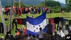 FILE - Migran, kebanyakan dari Amerika Tengah dan Venezuela, berlindung di kompleks olahraga setibanya di Huixtla, negara bagian Chiapas, Meksiko, 7 Juni 2022. (AP/Marco Ugarte, File)