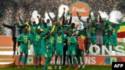 Ba Lions ya Teranga ya Sénégal batomboli nkeni mpe maboko nsima na kolonga CHAN 2022 na kopolisaka Algérie na ba tirs au but na stade Nelson Mandela, Alger, 4 sanza ya mibale 2023.