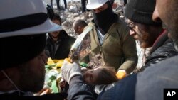 Ayse, una niña siria de seis años que sobrevivió bajo un edificio destruido, es llevada en camilla por equipos de rescate en Kahramanmaras, sureste de Turquía, el sábado 11 de febrero de 2023.